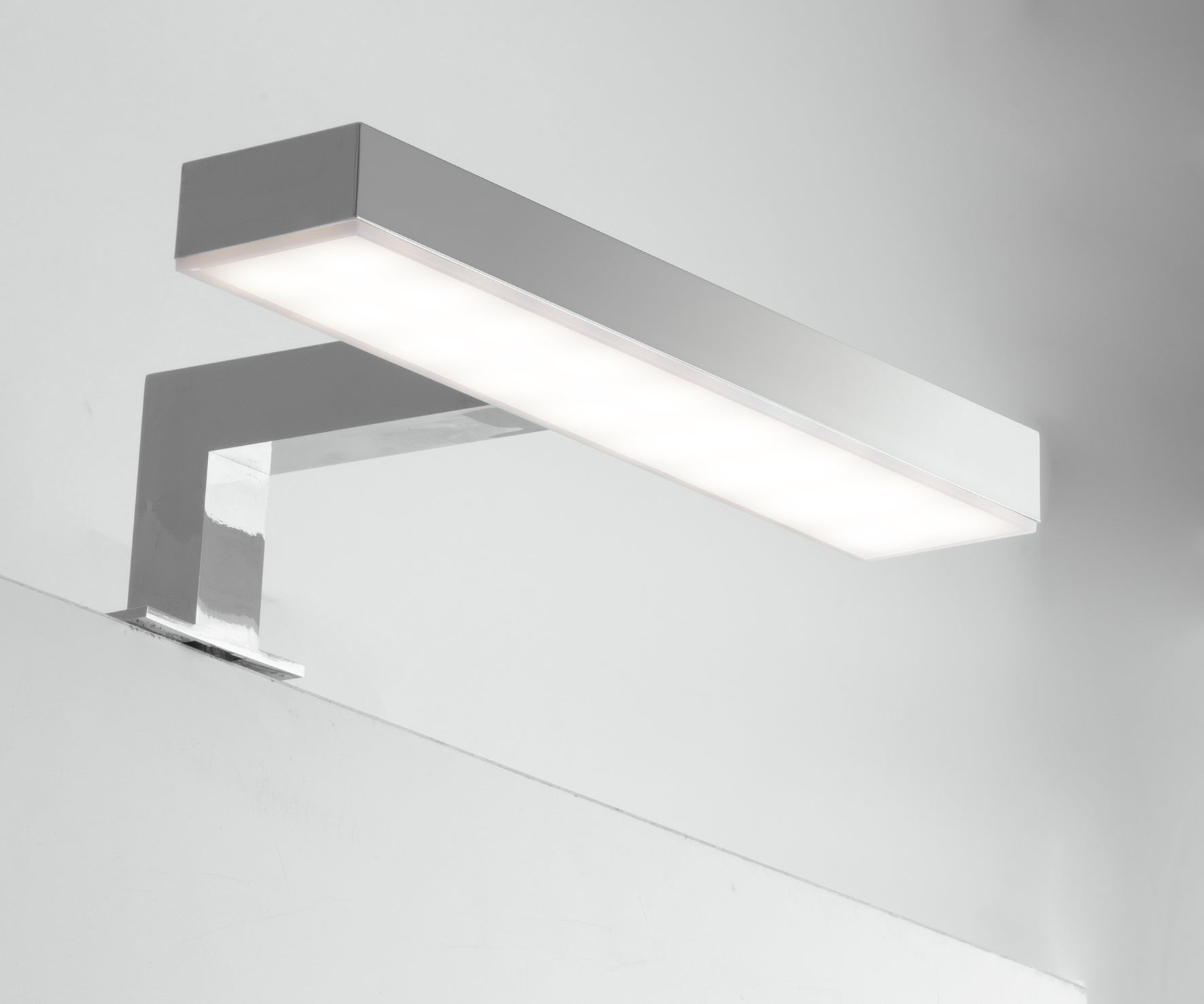 Applique led integrato con struttura in termoplastica e diffusore in acrilico con fissaggio su cornice o su specchio 4000°k collezione SACS Applique led integrato con struttura in termoplastica e diffusore in acrilico con fissaggio su cornice o su specchio 4000°k collezione SACS